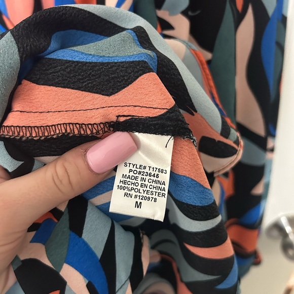 Entro Abstract Blouse in Size Medium - Picture 7 of 8